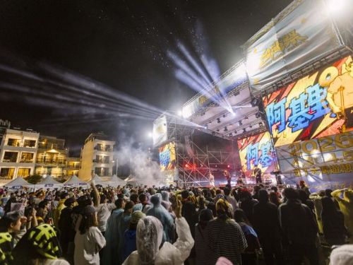 台灣祭行前派對「南國趴」熱血開唱，雨勢不減樂迷熱情!